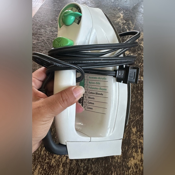 Black & Decker Iron - Picture 1 of 3
